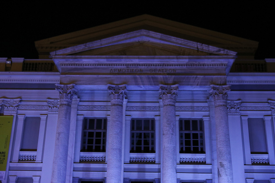 Στα «μπλε» το Δημοτικό Θέατρο Πειραιά (φωτογραφίες-βίντεο)