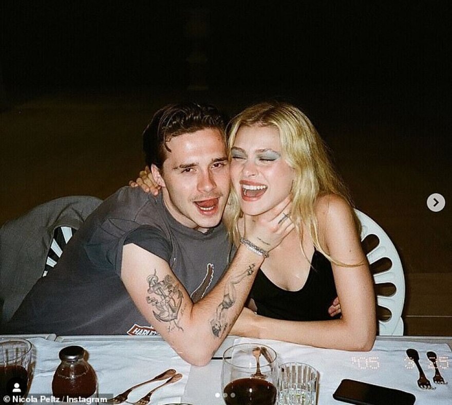 Ο Μπρούκλιν Μπέκαμ περνάει το χέρι του σαν θηλιά στο λαιμό της αγαπημένης του - Δείτε φωτογραφία