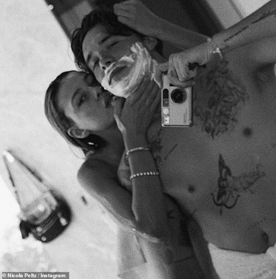 Ο Μπρούκλιν Μπέκαμ περνάει το χέρι του σαν θηλιά στο λαιμό της αγαπημένης του - Δείτε φωτογραφία