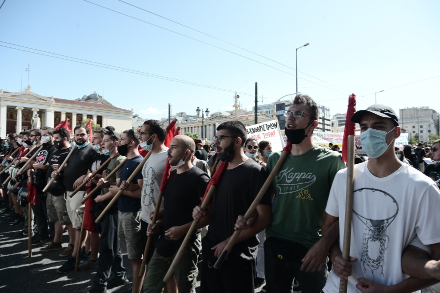 Επεισόδια με μολότοφ στην πορεία των μαθητών - Δείτε βίντεο και φωτογραφίες