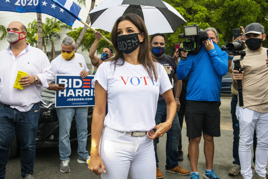 Εκλογές ΗΠΑ 2020: Η Εύα Λονγκόρια κατέβηκε στο... δρόμο για να στηρίξει Μπάιντεν   