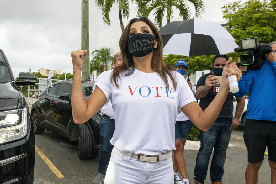 Εκλογές ΗΠΑ 2020: Η Εύα Λονγκόρια κατέβηκε στο... δρόμο για να στηρίξει Μπάιντεν   