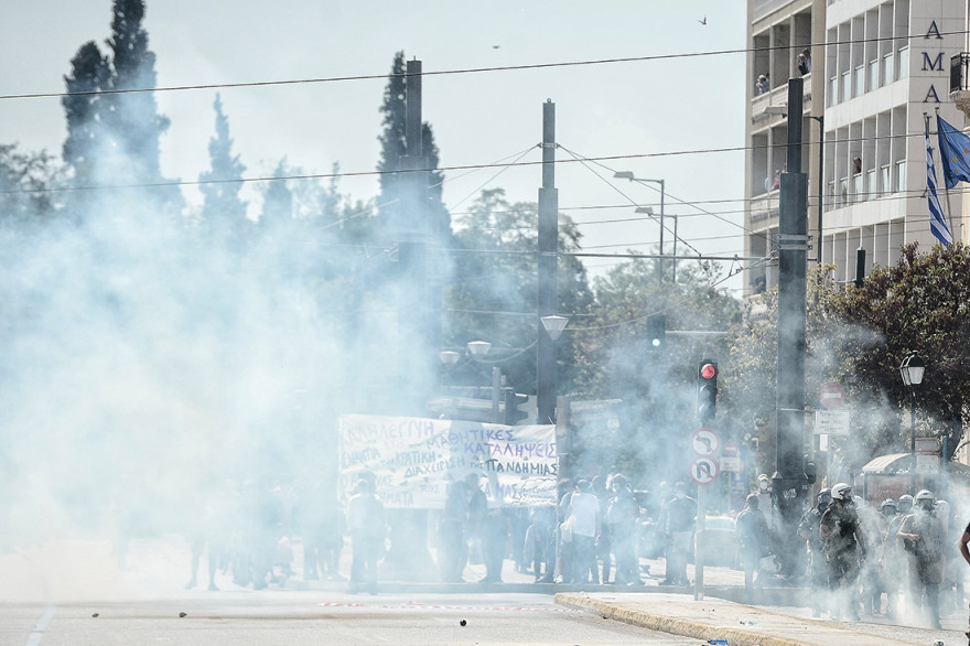 Επεισόδια με μολότοφ στην πορεία των μαθητών - Δείτε βίντεο και φωτογραφίες