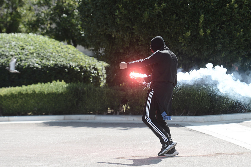 Επεισόδια με μολότοφ στην πορεία των μαθητών - Δείτε βίντεο και φωτογραφίες