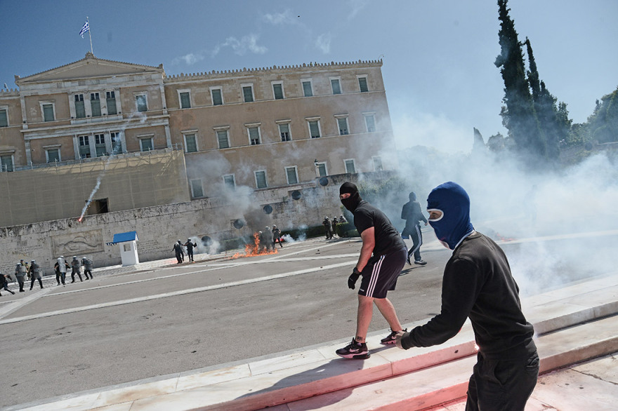 Επεισόδια με μολότοφ στην πορεία των μαθητών - Δείτε βίντεο και φωτογραφίες