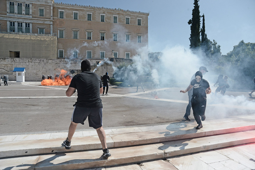 Επεισόδια με μολότοφ στην πορεία των μαθητών - Δείτε βίντεο και φωτογραφίες