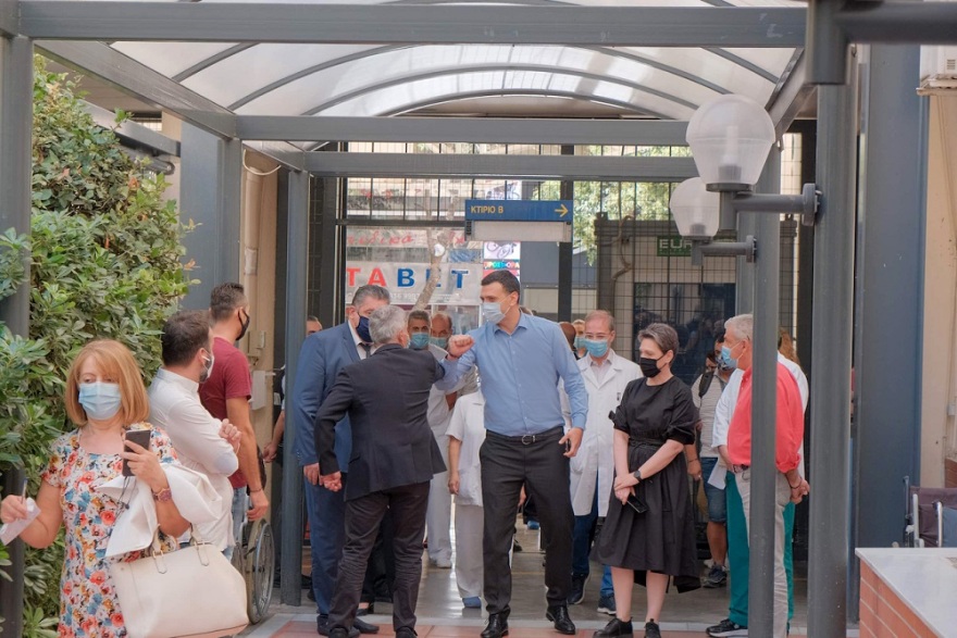 Επίσκεψη Κικίλια στο «Λαϊκό»: Επεκτείνουμε συνεχώς το πρόγραμμα νέων ΜΕΘ στην Αττική