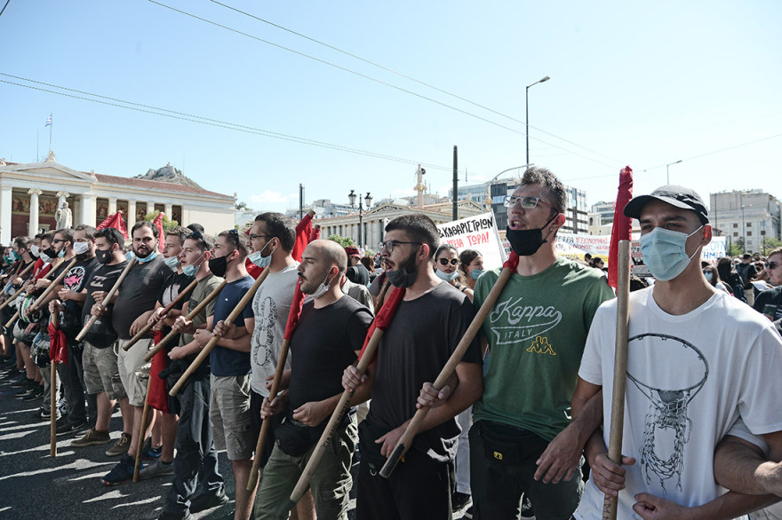 Επεισόδια με μολότοφ στην πορεία των μαθητών - Δείτε βίντεο και φωτογραφίες