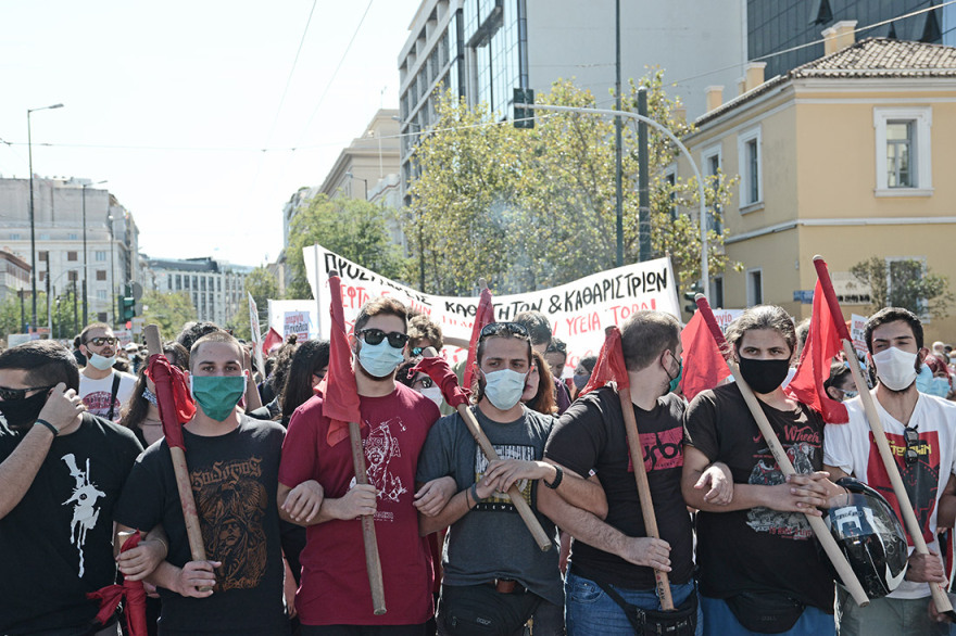 Επεισόδια με μολότοφ στην πορεία των μαθητών - Δείτε βίντεο και φωτογραφίες
