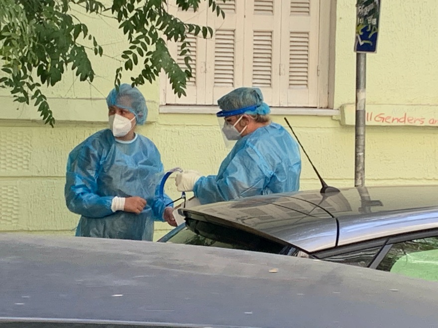 Γηροκομείο «Αττική» - Καταγγελίες κατοίκων: «Οι υπάλληλοι έμπαιναν και έβγαιναν χωρίς κανένα μέτρο προστασίας»