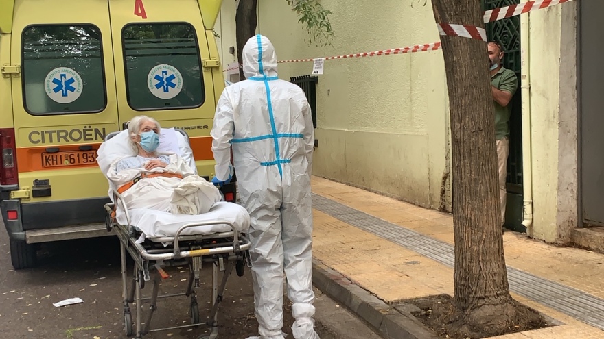 Γηροκομείο «Αττική» - Καταγγελίες κατοίκων: «Οι υπάλληλοι έμπαιναν και έβγαιναν χωρίς κανένα μέτρο προστασίας»