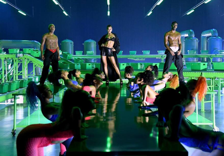 Ιρίνα Σάικ: Φωτογραφίζεται μπροστά στον καθρέφτη με ροζ κορμάκι και ζαρτιέρες