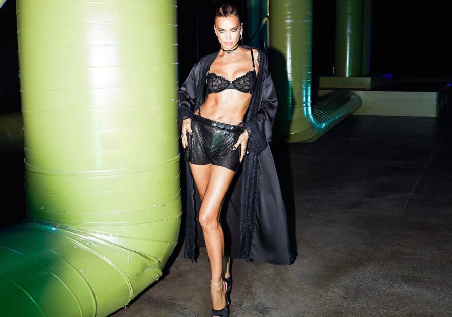 Ιρίνα Σάικ: Φωτογραφίζεται μπροστά στον καθρέφτη με ροζ κορμάκι και ζαρτιέρες