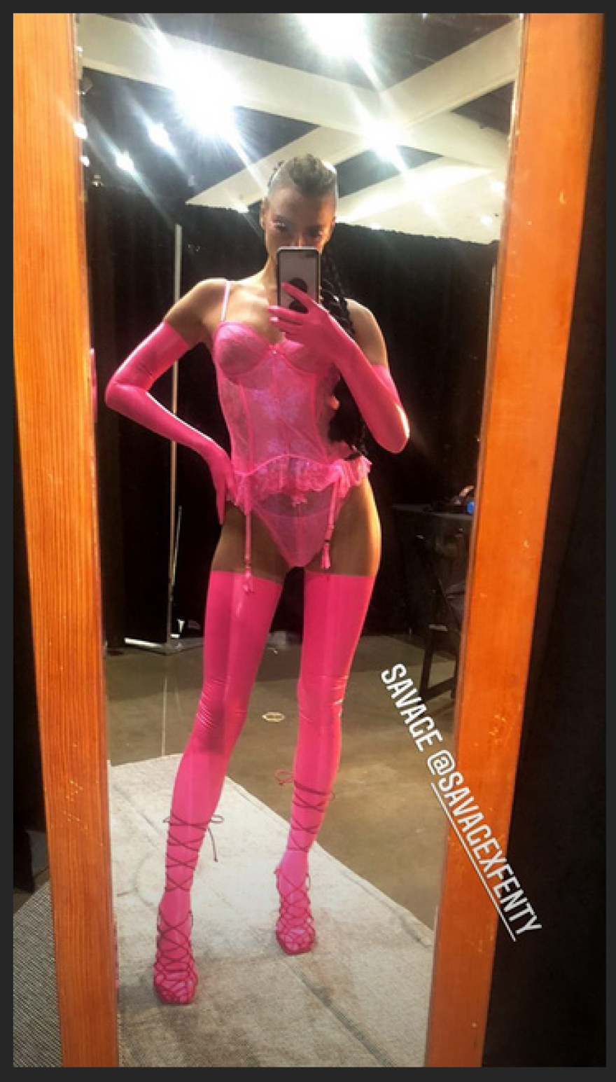 Ιρίνα Σάικ: Φωτογραφίζεται μπροστά στον καθρέφτη με ροζ κορμάκι και ζαρτιέρες