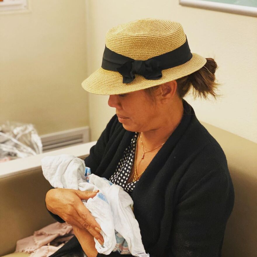 Η μητέρα της Κρίσι Τέιγκεν θρηνεί στην αγκαλιά της το νεκρό εγγονάκι της - Βίντεο 