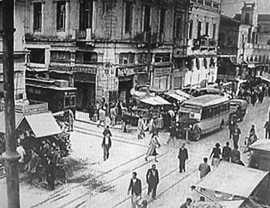 Η ιστορία και τα βάσανα της οδού Αθηνάς