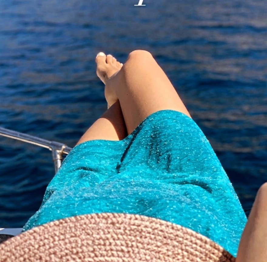 Η Κατερίνα Γερονικολού ποζάρει σε σκάφος στο φακό του Γιάννη Τσιμιτσέλη