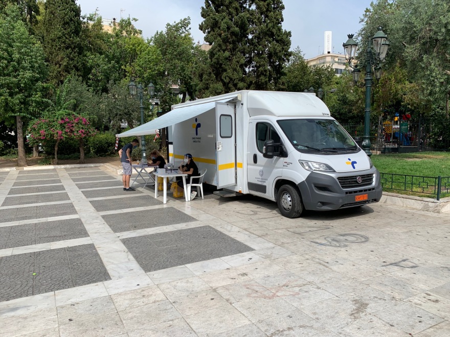 Κορωνοϊός - Στην Καλλιθέα κλιμάκιο του ΕΟΔΥ: Κάνουν rapid test στην πλατεία Δαβάκη 