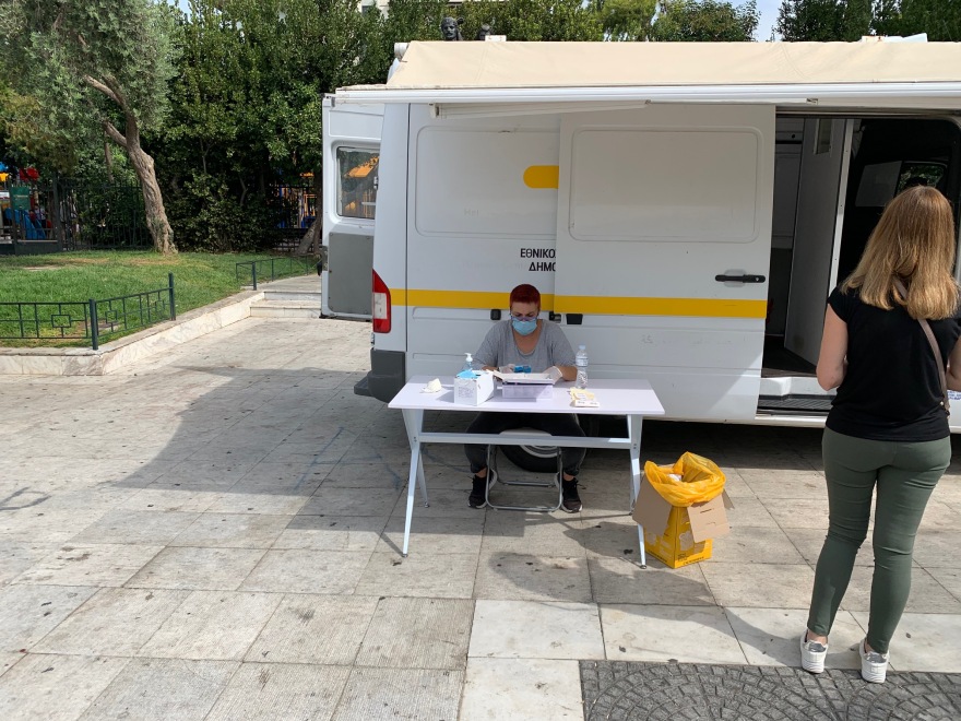 Κορωνοϊός - Στην Καλλιθέα κλιμάκιο του ΕΟΔΥ: Κάνουν rapid test στην πλατεία Δαβάκη 