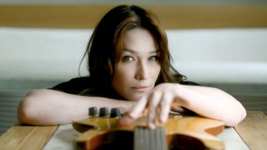 Κάρλα Μπρούνι: «Για την αγάπη έχουμε δωμάτιο με κλειδαριά και χοντρούς τοίχους»