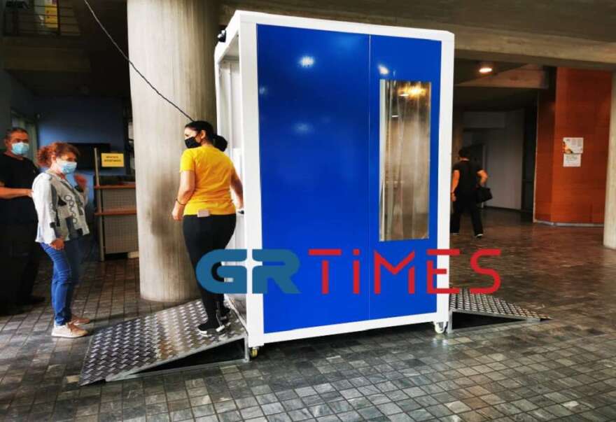 Θεσσαλονίκη: Θάλαμος απολύμανσης εγκαταστάθηκε στο δημαρχείο - Δείτε βίντεο