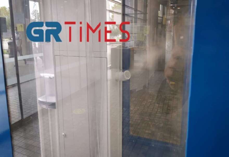 Θεσσαλονίκη: Θάλαμος απολύμανσης εγκαταστάθηκε στο δημαρχείο - Δείτε βίντεο
