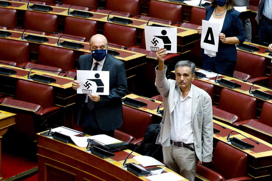 Καταδίκη της Χρυσής Αυγής από τη Βουλή - «Κορεό» από τον ΣΥΡΙΖΑ - Δείτε βίντεο