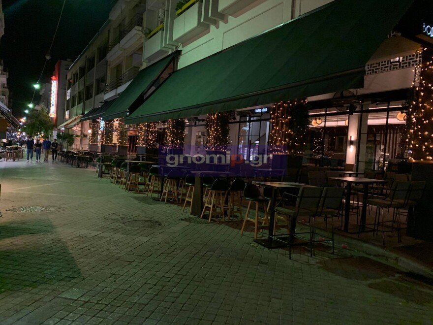 Πάτρα: Έκλεισαν τα μαγαζιά και συγκεντρώθηκαν σε πλατείες και σκαλάκια (βίντεο)