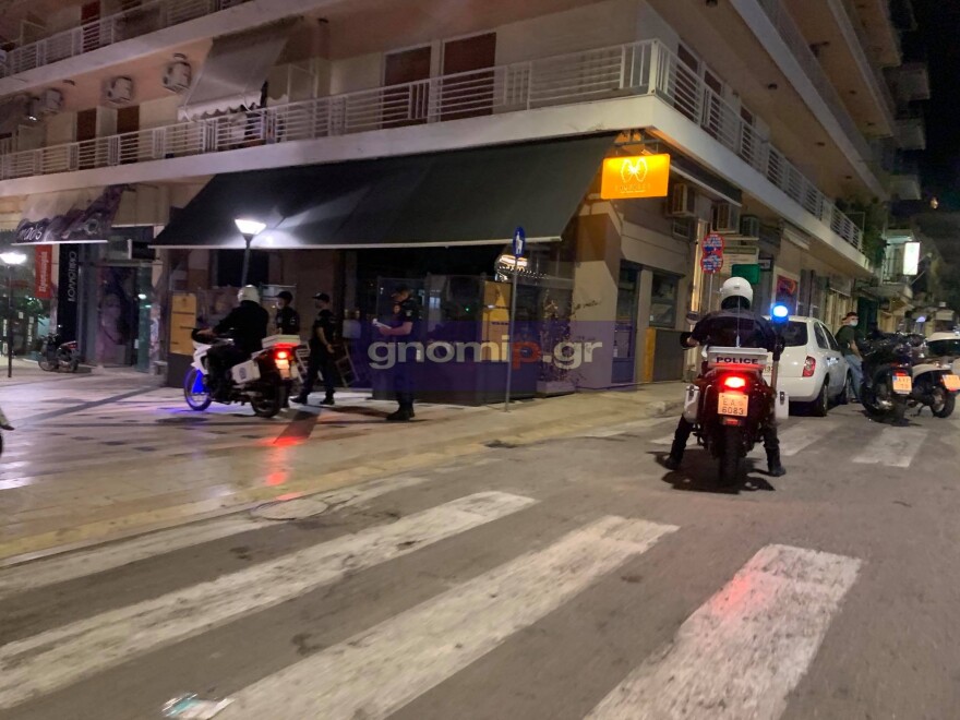 Πάτρα: Έκλεισαν τα μαγαζιά και συγκεντρώθηκαν σε πλατείες και σκαλάκια (βίντεο)