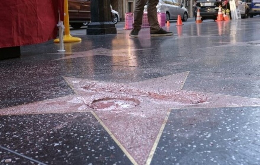 Συνελήφθη ο «Χουλκ» που βανδάλισε το αστέρι του Τραμπ (βίντεο)