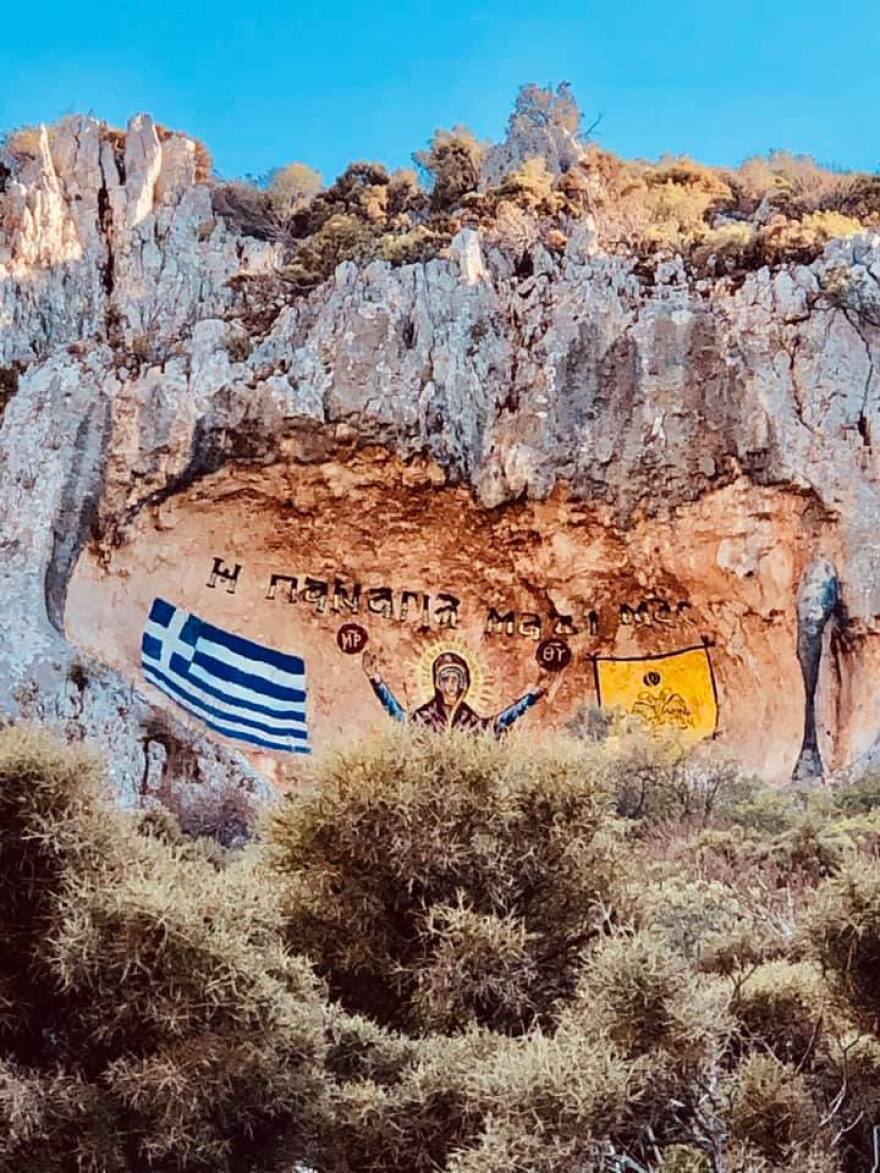  Καστελόριζο: Φιλοτεχνήθηκε βραχογραφία της Παναγίας μετά τη ρίψη της κόκκινης μπογιάς 