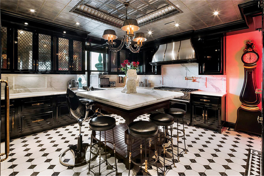 Τόμι Χίλφιγκερ: Ένας ναός σύγχρονης τέχνης στο Μανχάταν