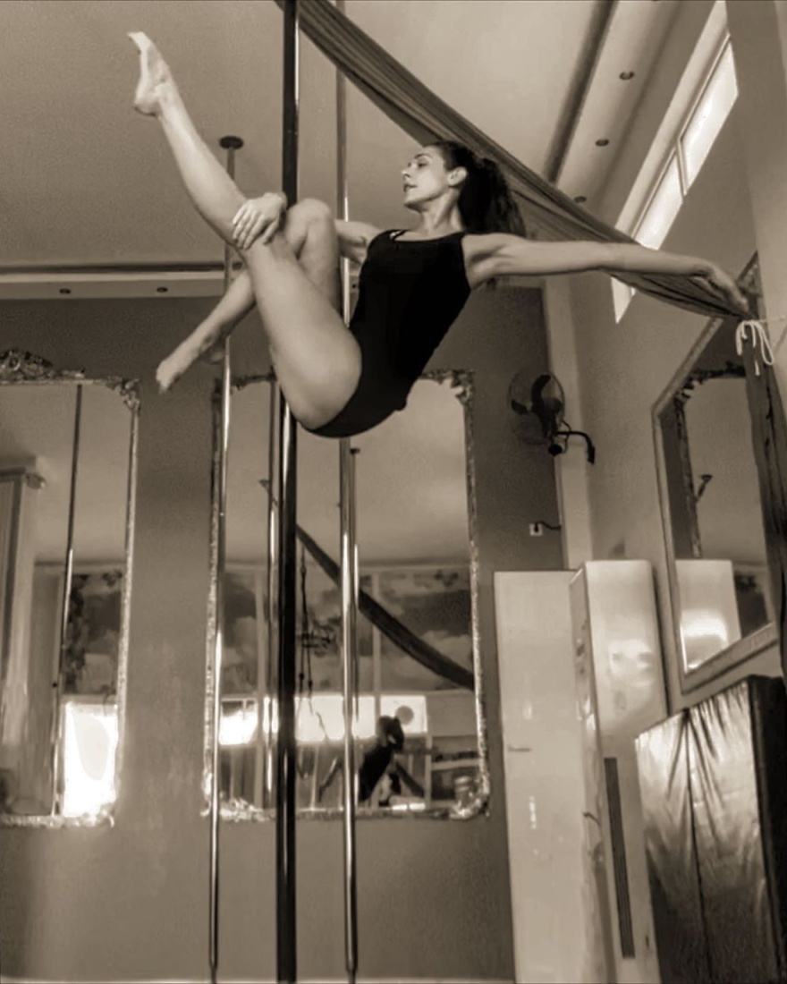 Η Ιωάννα Τριανταφυλλίδου κάνει pole dancing και εντυπωσιάζει με την ευλυγισία της 
