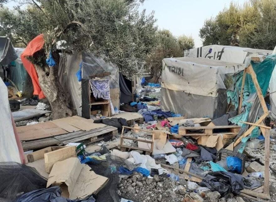 Μόρια: Σκουπιδότοπος το καμένο ΚΥΤ - Για «υγειονομική βόμβα» μιλούν οι κάτοικοι