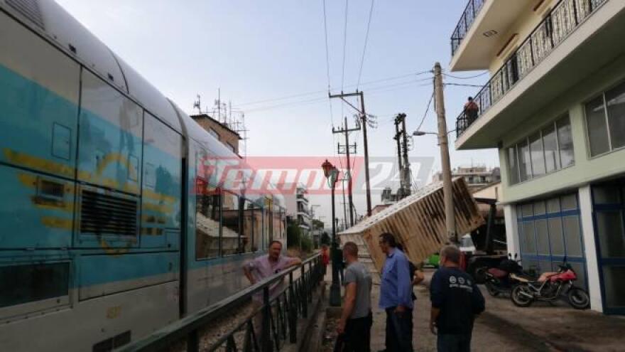 Τρόμος στην Πάτρα: Φορτίο νταλίκας έπεσε πάνω στον Προαστιακό