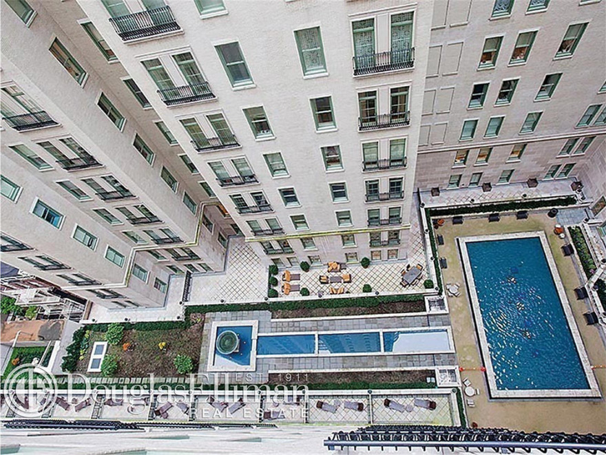 Τόμι Χίλφιγκερ: Ένας ναός σύγχρονης τέχνης στο Μανχάταν