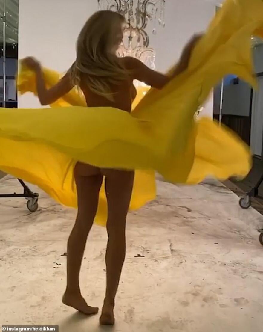 Η Χάιντι Κλουμ αποκαλύπτει με ένα χορευτικό τους γλουτούς της - Βίντεο 