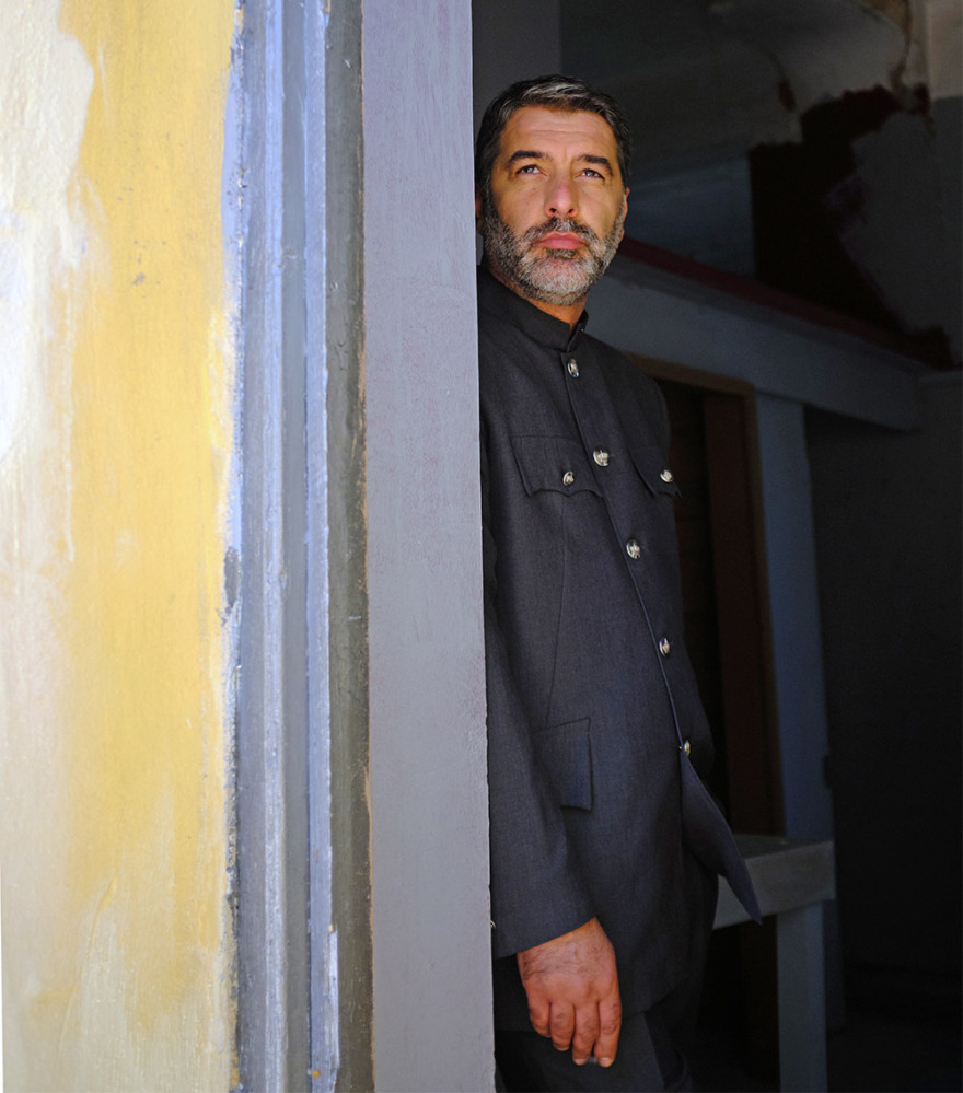 Τι δουλειά έχει ένας Μπισμπίκης στις «Άγριες Μέλισσες»;