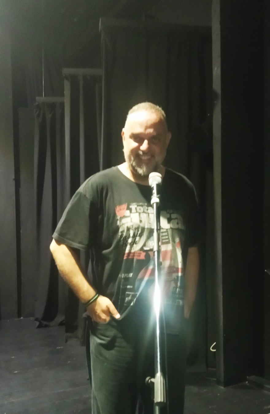 Θέατρο της Ημέρας: «Stand up comedy class» με τον Κώστα Παπαγεωργίου