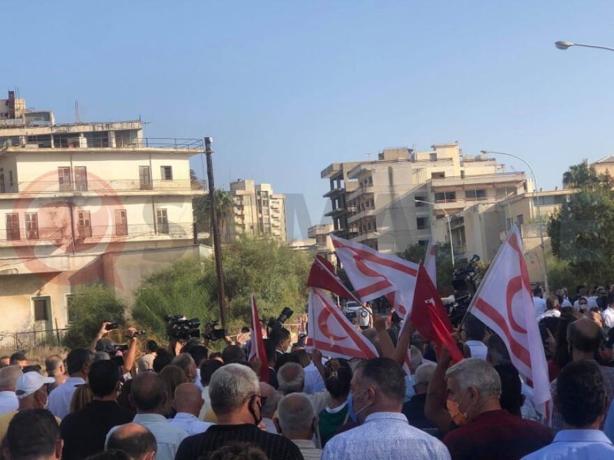 Αμμόχωστος: Στα Βαρώσια ο Τατάρ με σημαίες της Τουρκίας και του ψευδοκράτους