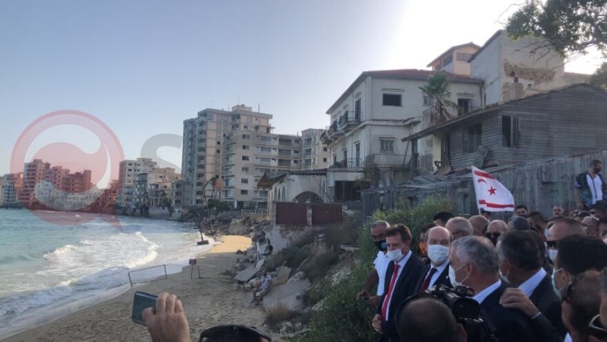 Αμμόχωστος: Στα Βαρώσια ο Τατάρ με σημαίες της Τουρκίας και του ψευδοκράτους