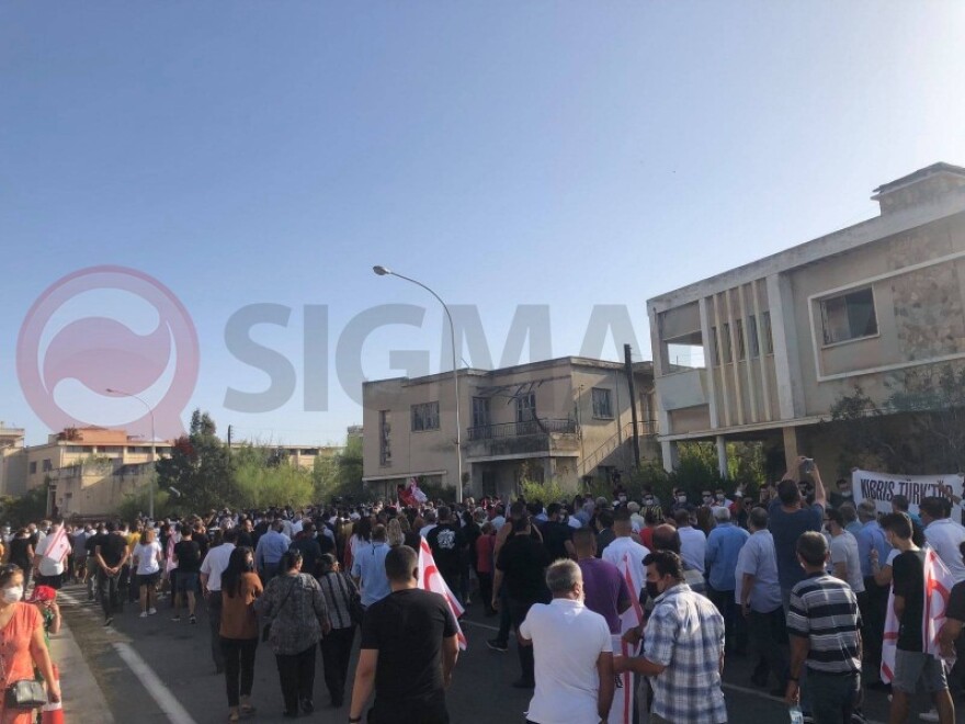 Αμμόχωστος: Στα Βαρώσια ο Τατάρ με σημαίες της Τουρκίας και του ψευδοκράτους