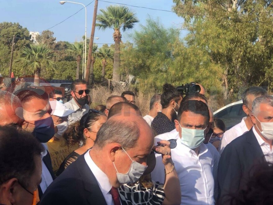 Αμμόχωστος: Στα Βαρώσια ο Τατάρ με σημαίες της Τουρκίας και του ψευδοκράτους