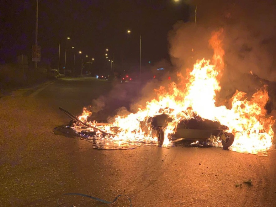 Ρομά έκλεισαν δρόμους και έβαλαν φωτιές για τον θάνατο του 18χρονου στη Μεσσήνη