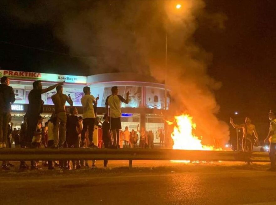Ρομά έκλεισαν δρόμους και έβαλαν φωτιές για τον θάνατο του 18χρονου στη Μεσσήνη