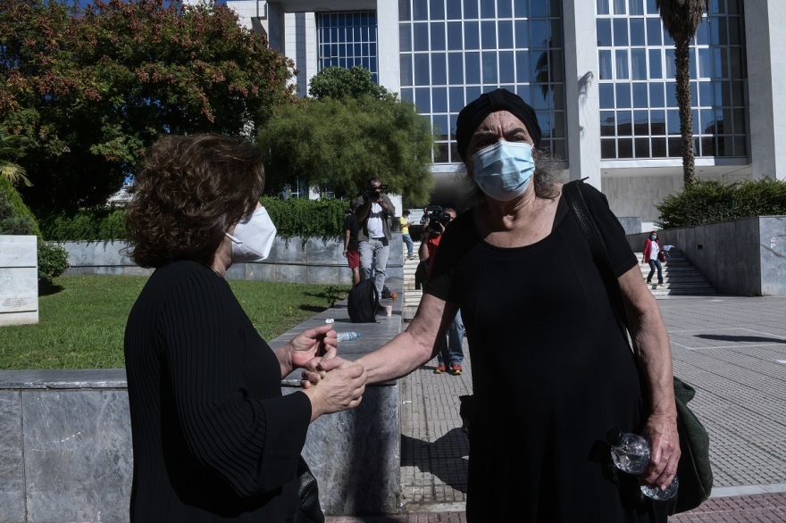 Δίκη Χρυσής Αυγής: Στο Εφετείο η σύζυγος του Μανώλη Γλέζου - Συναντήθηκε με τη Μάγδα Φύσσα