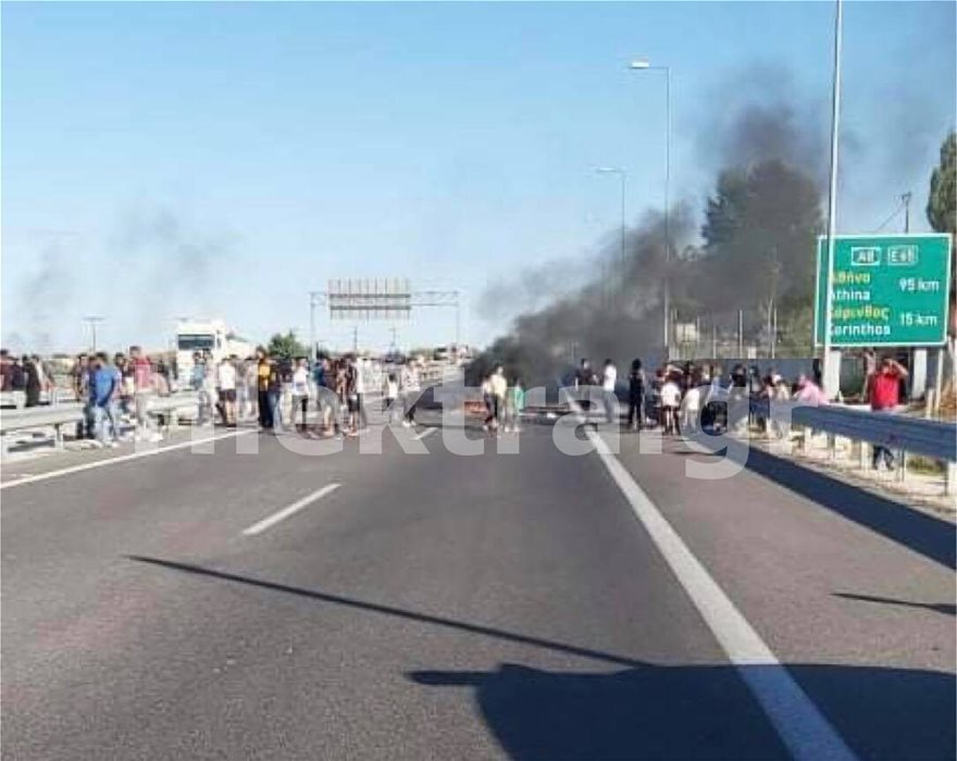 Οδοφράγματα και φωτιές από Ρομά για τον 18χρονο στη Μεσσήνη