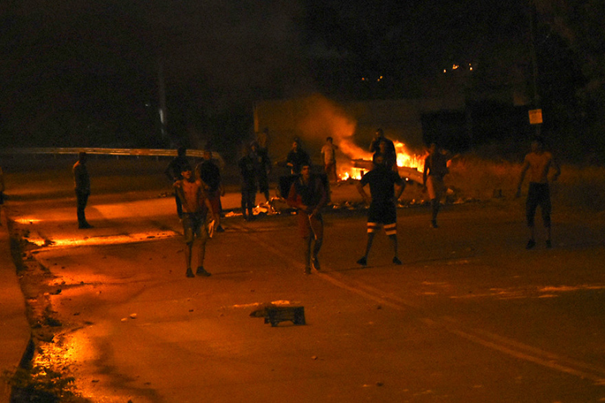 Οδοφράγματα και φωτιές από Ρομά για τον 18χρονο στη Μεσσήνη