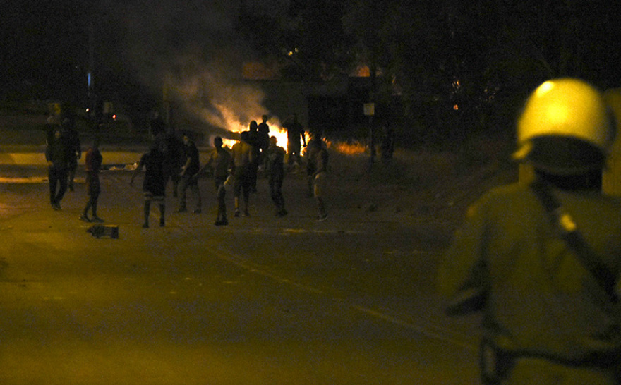 Οδοφράγματα και φωτιές από Ρομά για τον 18χρονο στη Μεσσήνη