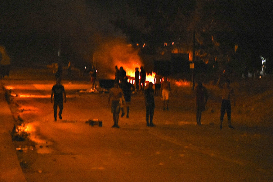 Οδοφράγματα και φωτιές από Ρομά για τον 18χρονο στη Μεσσήνη